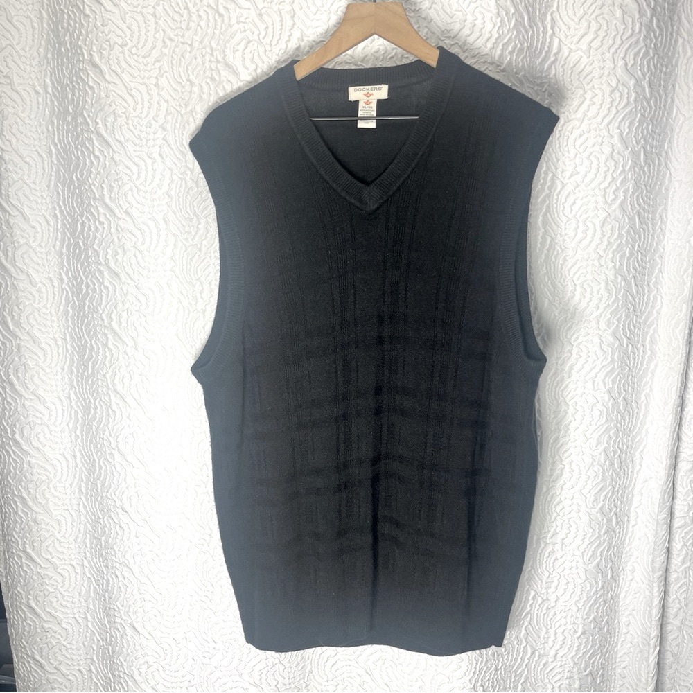 Dockers Men's XL V-Neck Sweater Vest Black Knit Business Casual Fits Smaller